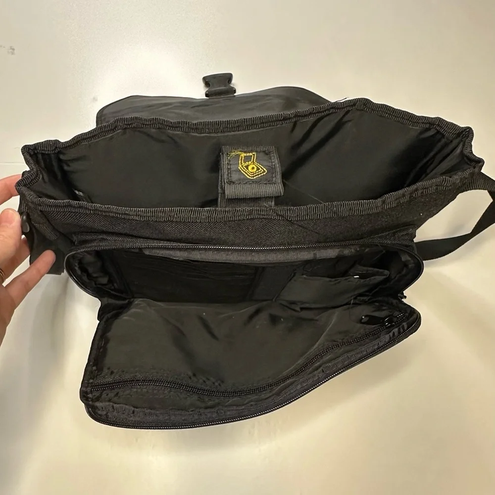Targus Tablet or Small Laptop‎ Messenger Shoulder & Hand Carry Bag College Ready